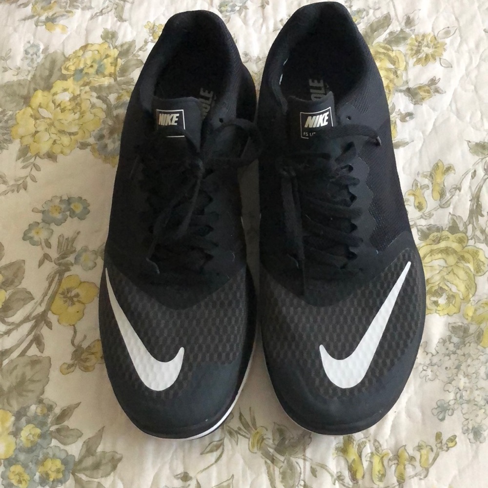 *REDUCED* Black nike running sneakers